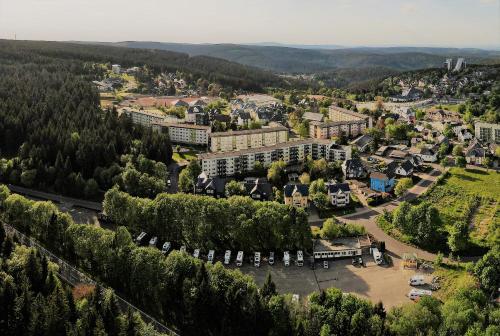 eine Luftansicht einer Stadt mit Bäumen und Gebäuden in der Unterkunft Pension Haus Flora in Oberhof