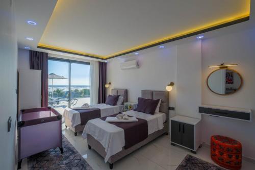 Pokój hotelowy z 2 łóżkami i lustrem w obiekcie Villa Saudade w mieście Bulmaç