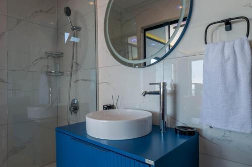W łazience znajduje się umywalka i lustro. w obiekcie Villa Saudade w mieście Bulmaç