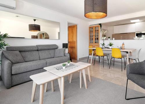 un salon avec un canapé et une table dans l'établissement Le Coucher de Soleil, à La Seyne-sur-Mer