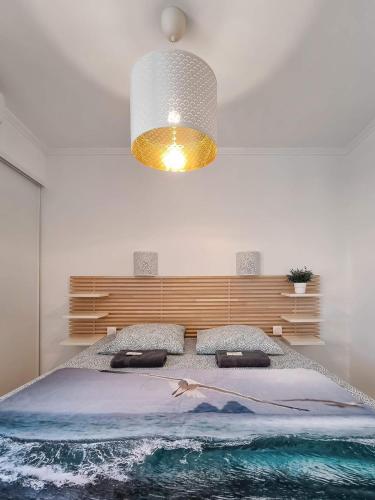 - une chambre avec un grand lit dans l'établissement Le Coucher de Soleil, à La Seyne-sur-Mer