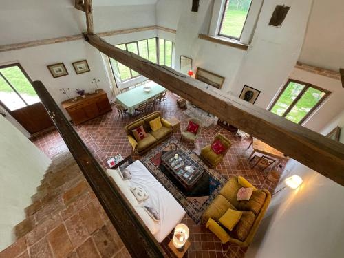 una vista sul soffitto di un soggiorno in una casa di Maison de Charme en Sologne avec Étang Privé, Grand Parc et Cheminée - FR-1-586-37 a Sainte-Montaine