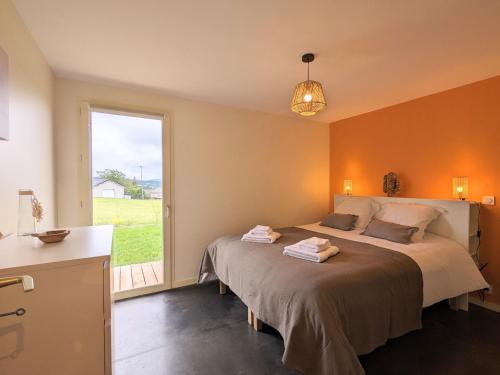 A bed or beds in a room at Gîte Le Mas-de-Tence, 4 pièces, 6 personnes - FR-1-582-470