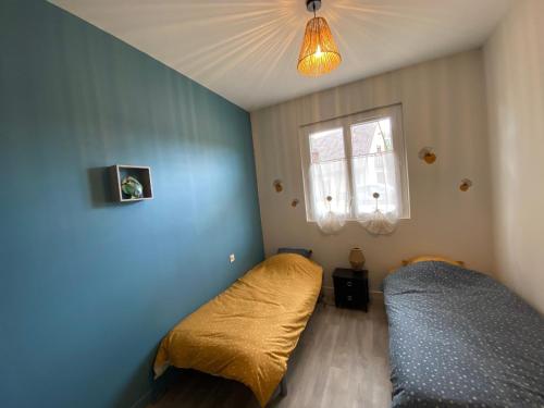 Schlafzimmer mit einem Bett und einem Fenster in der Unterkunft Gîte Le Lude, 3 pièces, 4 personnes - FR-1-410-413 in Le Lude