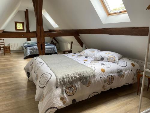 a bedroom with a bed in a attic at Gîte de charme au bord de l'eau, à 30min du Mans, cadre paisible avec pêche et randonnées à proximité - FR-1-410-414 in Congé-sur-Orne
