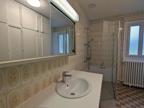 bagno con lavandino, doccia e specchio di Gîte Reboursin, 4 pièces, 6 personnes - FR-1-591-555 a Reboursin