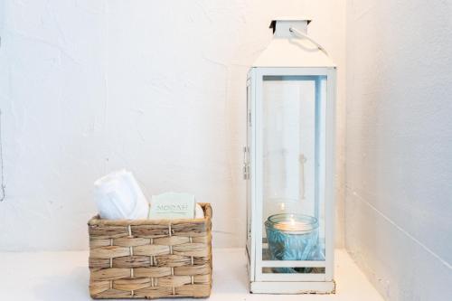 a glass mirror and a basket on a shelf at Casal da serra da Arrábida in Palmela
