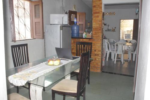 uma cozinha com uma mesa com um computador portátil em Casa c WiFi a beira mar na Praia Redonda,Icapui CE em Icapuí