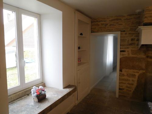 einen Flur mit einem großen Fenster und einer Tür in der Unterkunft Gîte Gilley, 3 pièces, 4 personnes - FR-1-611-71 