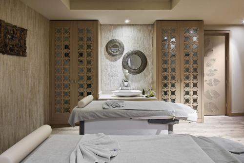 a bathroom with a sink and a bath tub at TITANIC Chaussee Berlin in Berlin