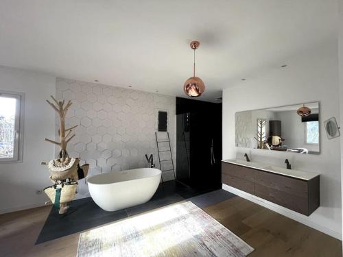 une salle de bain avec une grande baignoire et un grand miroir dans l'établissement Villa d'exception à 10 min du centre-ville d'Aix, à Aix-en-Provence