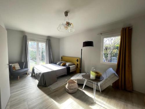 une chambre avec un lit et une table dedans dans l'établissement Villa d'exception à 10 min du centre-ville d'Aix, à Aix-en-Provence