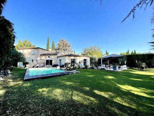 une maison avec une grande cour avec piscine dans l'établissement Villa d'exception à 10 min du centre-ville d'Aix, à Aix-en-Provence