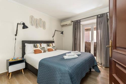 1 dormitorio con 1 cama con 2 toallas en BNBHolder Step to SOL, en Madrid