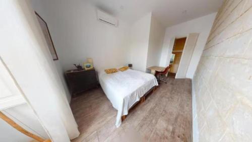 una camera bianca con letto e scrivania di Double bedroom in St Julians in shared house a San Giuliano