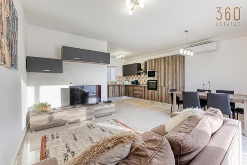 Een zitgedeelte bij Stunning 3BR home with magnificent VIEWS by 360 Estates