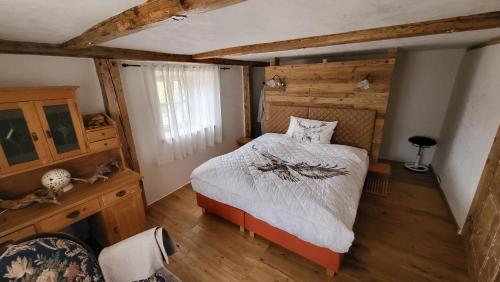 ein Schlafzimmer mit einem Bett und einer Holzdecke in der Unterkunft Bauernlodge Musauer Lechauen in Musau