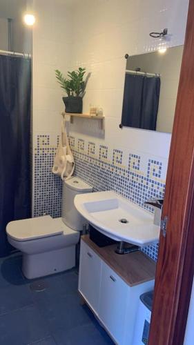 een badkamer met een toilet en een wastafel bij Apartamento céntrico a 50m de la playa in Bueu