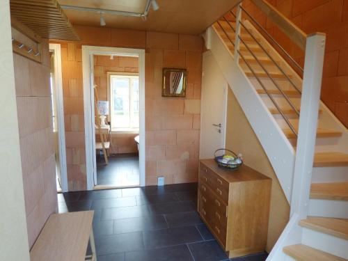 um quarto com uma escada numa casa em Klintgarden em Martofte