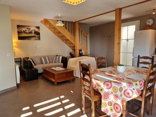 un salon avec une table et un canapé dans l'établissement Gîte 5 pers au calme avec grande terrasse, près de Meung-sur-Loire et circuit des Châteaux de la Loire - FR-1-590-20, à Cravant