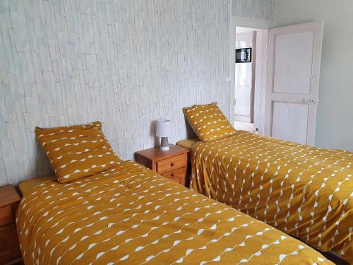 2 Betten nebeneinander in einem Zimmer in der Unterkunft Gîte Bazoches-les-Gallerandes, 3 pièces, 4 personnes - FR-1-590-155 in Bazoches-les-Gallerandes