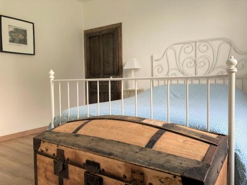 una camera con un letto bianco e un tronco in legno di Gîte Virecourt, 4 pièces, 5 personnes - FR-1-584-46 a Virecourt