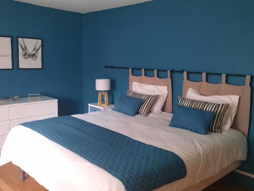 um quarto azul com uma cama grande e paredes azuis em Gîte Toul, 3 pièces, 6 personnes - FR-1-584-65 em Toul