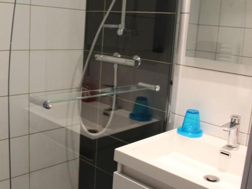 une douche avec une porte en verre à côté d'un lavabo dans l'établissement Gîte Nancy, 3 pièces, 6 personnes - FR-1-584-81, à Nancy