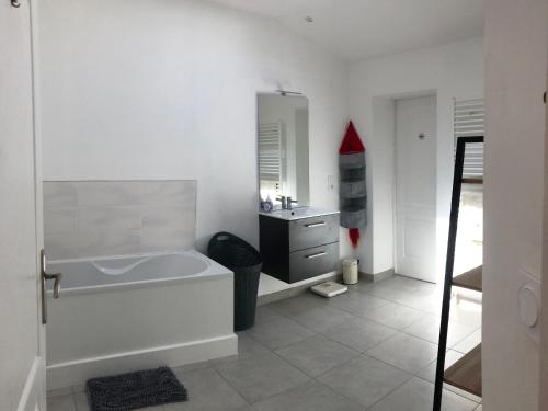 Ένα μπάνιο στο Grand gîte avec piscine, cheminée et terrasse près de Lunéville, idéal pour familles et groupes - FR-1-584-84