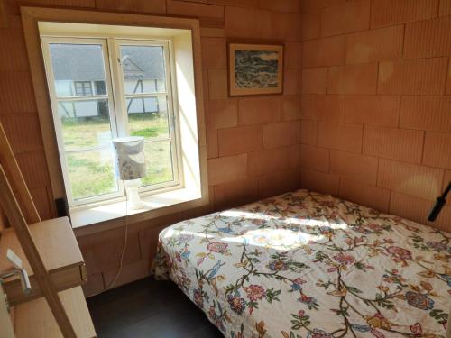 um quarto com uma cama e uma janela em Klintgarden em Martofte