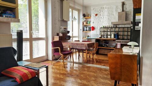 ワルシャワにあるStudio Klimat MOKOTÓWのリビングルーム(テーブル、椅子付)