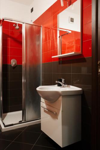 a bathroom with a sink and a shower at 5min RhoFiera-10minMetro-Parking in Pero