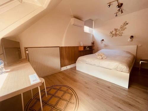 um quarto com uma cama e uma secretária num quarto em Clemanbruges em Bruges