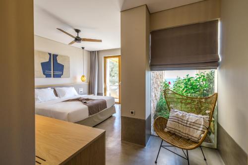 Postel nebo postele na pokoji v ubytování Eliamos Villas Hotel & Spa