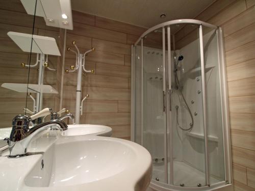 een badkamer met een wastafel en een douche bij Gîte Bellefontaine, 6 pièces, 12 personnes - FR-1-589-40 in Bellefontaine