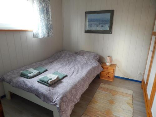 ein kleines Schlafzimmer mit einem Bett mit zwei Handtüchern darauf in der Unterkunft Schwedenhaus Raich in Kleines Wiesental