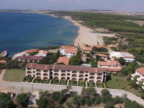an aerial view of a building next to the beach at Beach Apartments Poseidon in Casa dello Stumio
