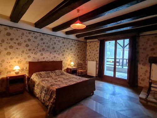 - une chambre avec un lit et une grande fenêtre dans l'établissement Gîte Reffroy, 4 pièces, 6 personnes - FR-1-585-69, 