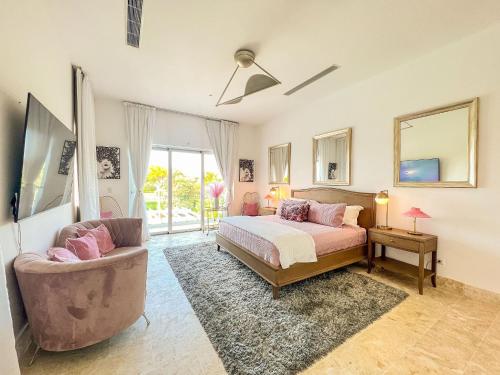1 dormitorio con 1 cama y 1 silla en Kosher casa en Punta Cana