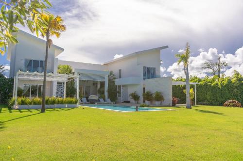 Casa blanca con piscina y patio en Kosher casa en Punta Cana