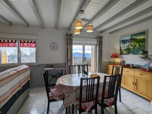 une cuisine et une salle à manger avec une table et des chaises dans l'établissement Charmant chalet de montagne avec terrasse et vue imprenable - FR-1-589-72, à Cornimont