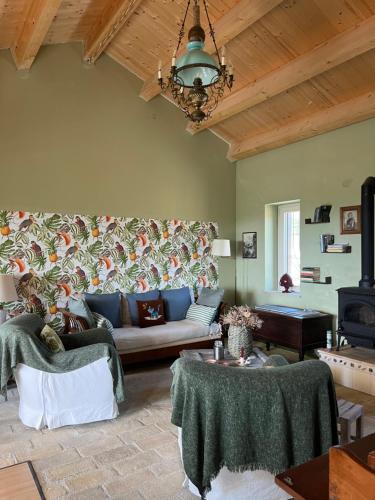 salon z kanapą i żyrandolem w obiekcie Cascina La Vigna Country House w mieście Citta' Sant'Angelo