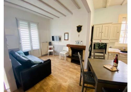 un salon avec un canapé et une table dans l'établissement Villa d'Octavie & de Garance, au Tréport