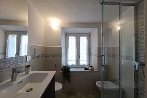 een badkamer met een wastafel, een toilet en een douche bij Casa Butterfly in Verni