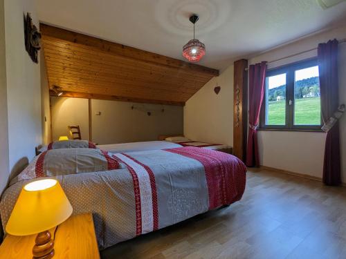 Tempat tidur dalam kamar di Gîte Ban-sur-Meurthe-Clefcy, 3 pièces, 5 personnes - FR-1-589-137