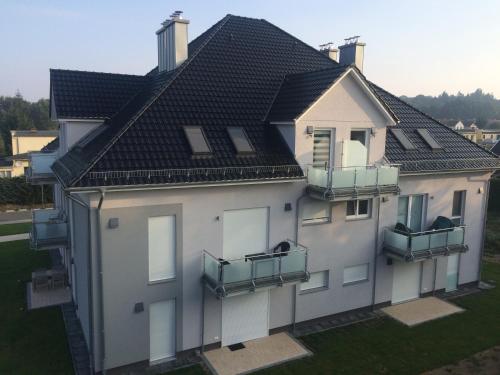 een luchtzicht op een huis met twee balkons bij Ferienwohnung Tornow in Zinnowitz