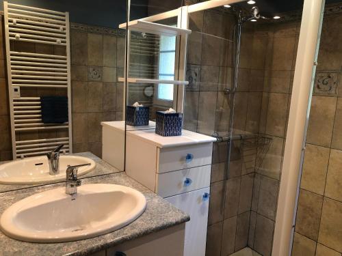 une salle de bain avec un lavabo et une douche dans l'établissement Chalet spacieux avec balcon, WiFi gratuit, proche lac et station de ski - FR-1-589-140, à Gérardmer