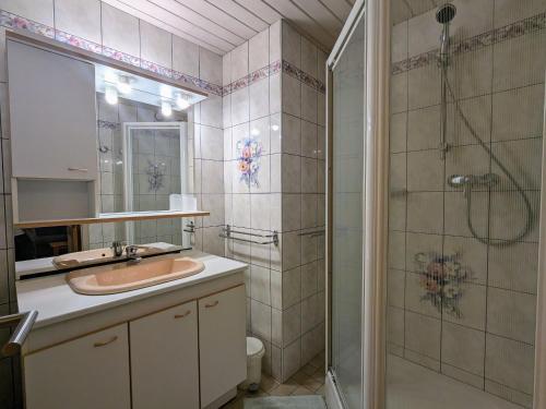 uma casa de banho com um lavatório e um chuveiro em Gîte La Bresse, 3 pièces, 4 personnes - FR-1-589-127 em La Bresse