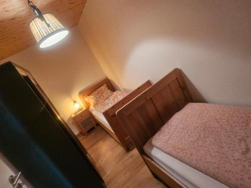 una vista sul soffitto di una piccola camera con letto di Rustikale Ferienwohnung auf Rups Hof a Oberhöcking
