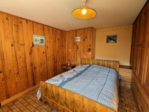 Postel nebo postele na pokoji v ubytování Gîte cosy à La Bresse - Proche sentiers, rivière et piste cyclable, idéal pour randonnées et séjours en famille - FR-1-589-168